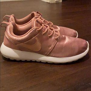 NWB Nike Roshe One Premium PRM Rust Pink satin